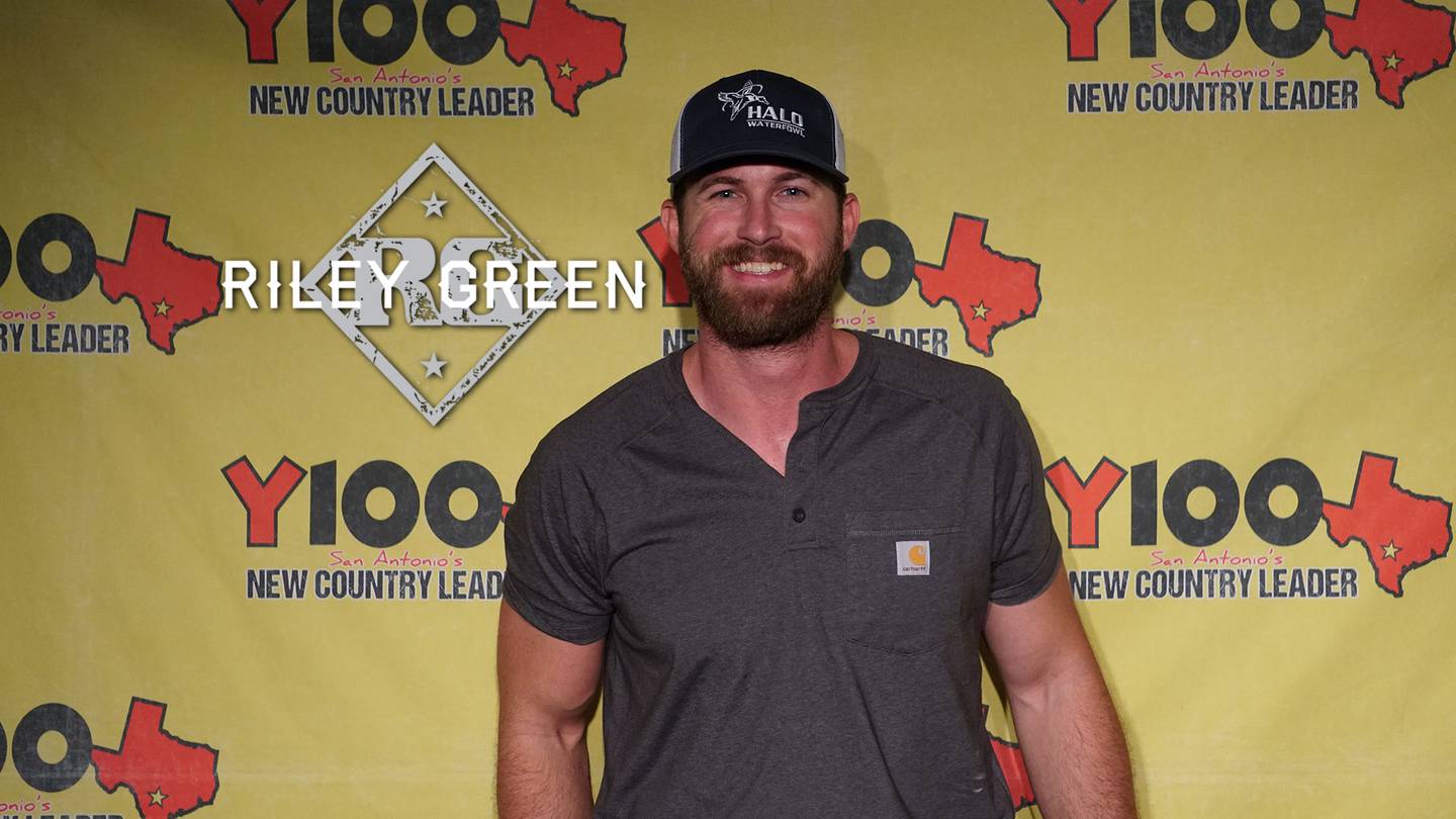 Country music star Riley Green changes 'Bud Light' lyric and the crowd goes  wild - AS USA