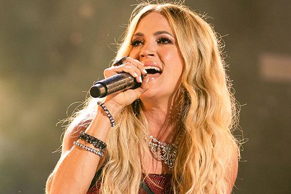 Carrie Underwood performs Stevie Nicks, Tom Petty cover at local bar
